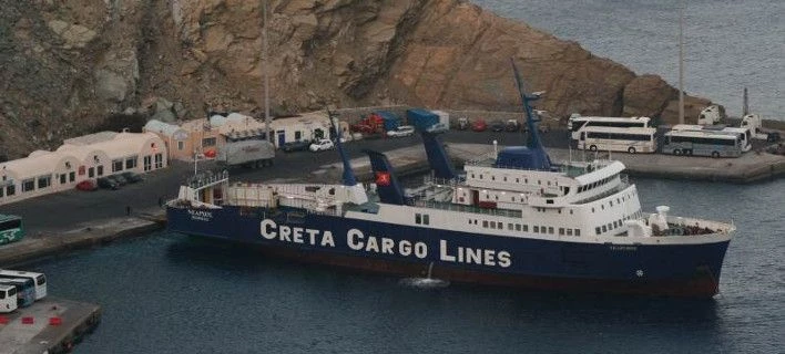Αυτό είναι το πλοίο Νέαρχος που προσάραξε στο ηφαίστειο της Σαντορίνης (βίντεο)